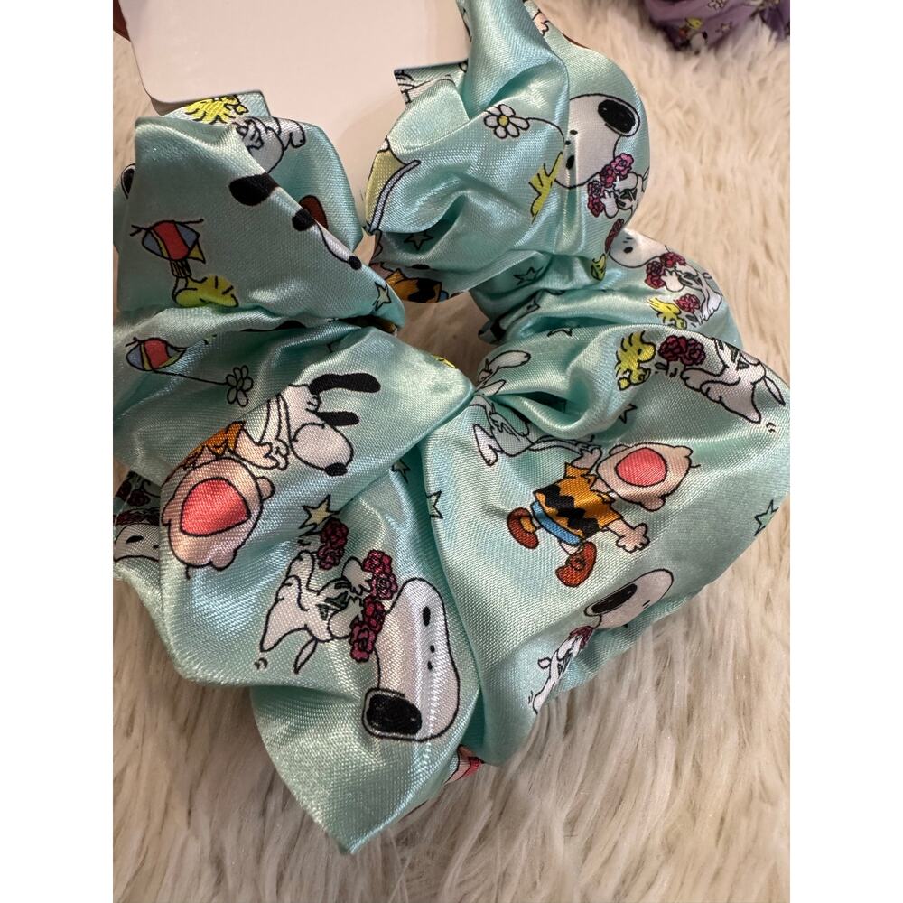 Snoopy peanuts and friends green silky large hair scrunchie - Picture 3 of 6